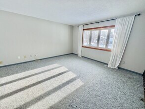 1669 Walnut Ln in Eagan, MN - Foto de edificio - Building Photo