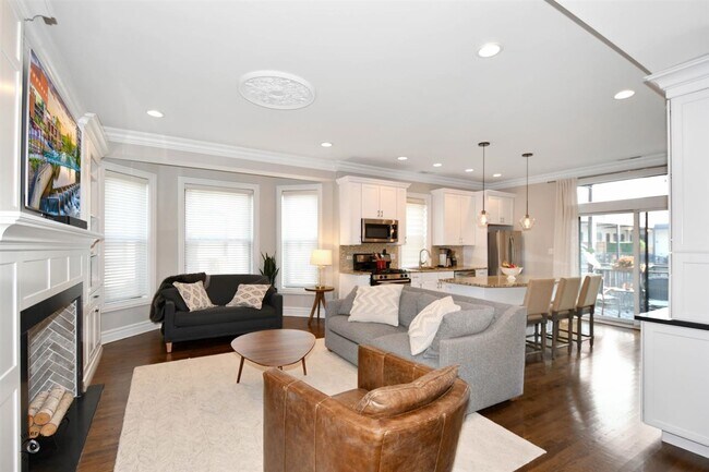 211 W Saint Paul Ave, Unit 3 in Chicago, IL - Foto de edificio - Building Photo