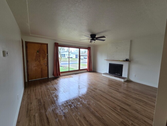 11824 NE Stanton St in Portland, OR - Building Photo - Building Photo