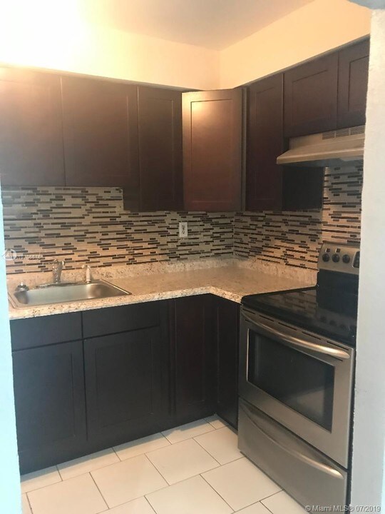 21301 NW 37th Ave-Unit -4 in Miami Gardens, FL - Building Photo