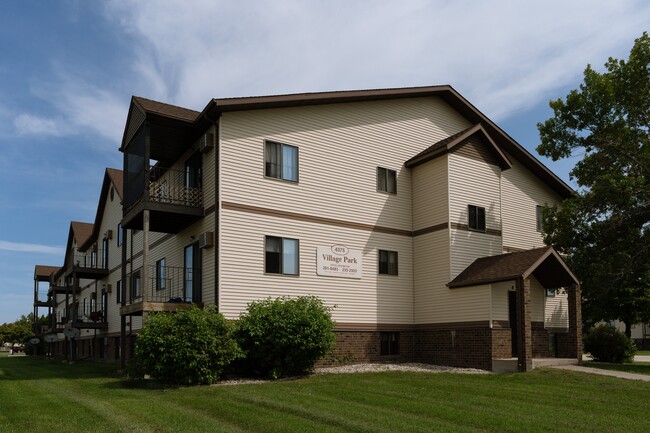 Village Park in Fargo, ND - Foto de edificio - Building Photo