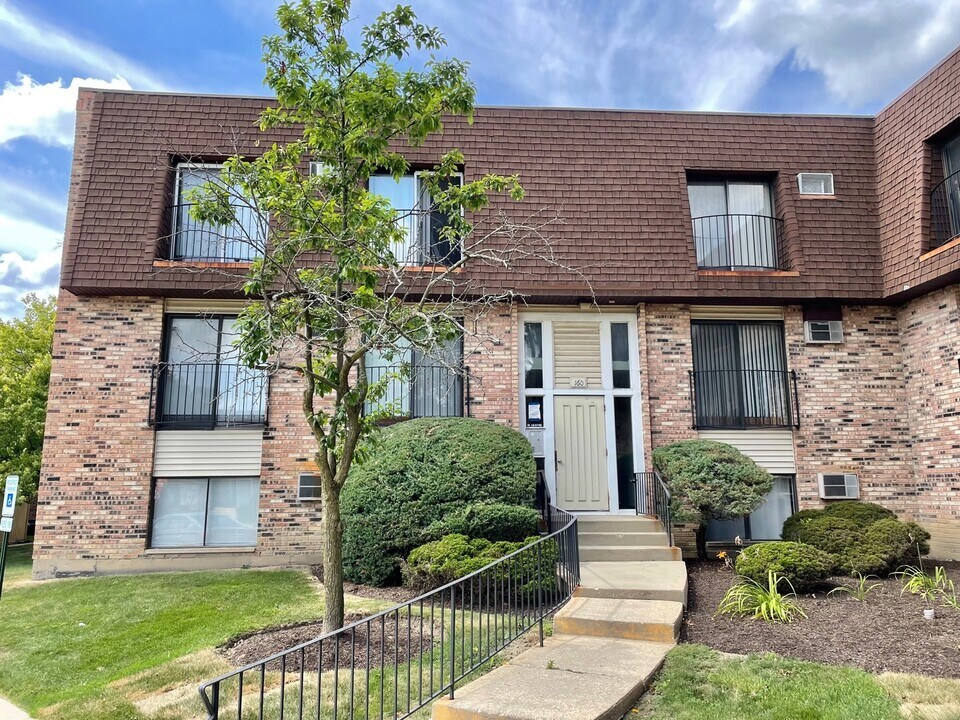 160 S Waters Edge Dr in Glendale Heights, IL - Building Photo