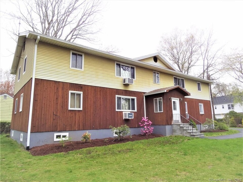 64 Raymonds Dr in Fairfield, CT - Building Photo