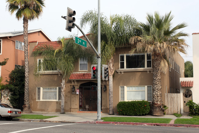 1055 E Ocean Blvd in Long Beach, CA - Foto de edificio - Building Photo