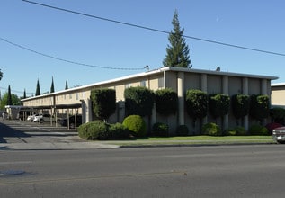 Cambridge Court Apartments in Fresno, CA - Building Photo - Building Photo