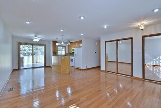 714 N Lakeside Dr in Vernon Hills, IL - Building Photo - Building Photo