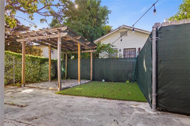 property at 218 SW 6th Ave