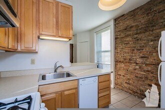 1226 N Dearborn St, Unit #2B in Chicago, IL - Building Photo - Building Photo