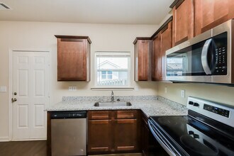 604 Highwood Ln in East Point, GA - Building Photo - Building Photo