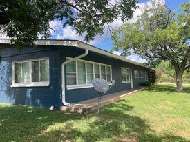 1635 River Oaks Dr in Kingsland, TX - Building Photo