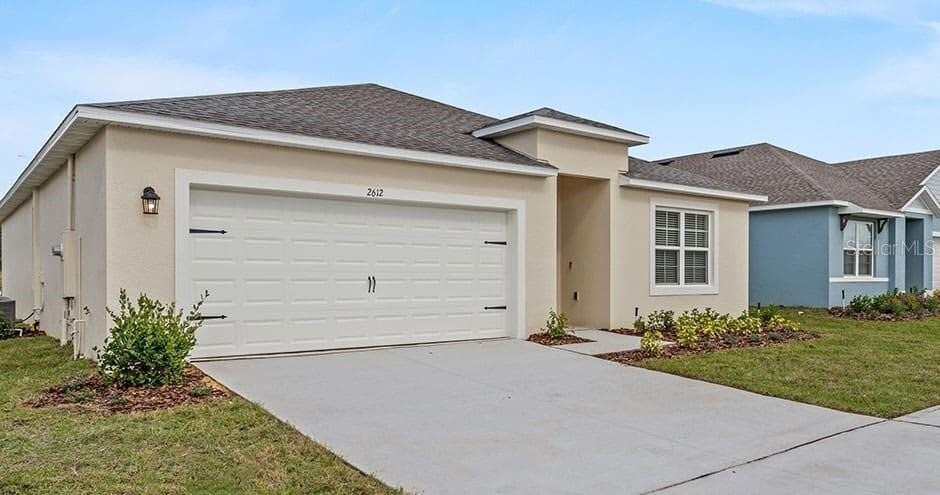 2429 Maidens Bluff Ave in Davenport, FL - Foto de edificio