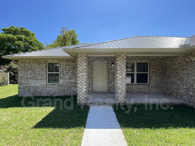 5989 Gillum Rd in Milton, FL - Building Photo - Building Photo