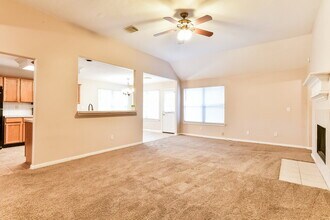 3219 Candlepine Dr in Spring, TX - Foto de edificio - Building Photo