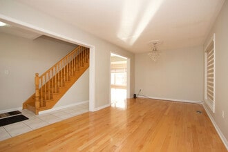 15 Muskox Dr in Toronto, ON - Building Photo - Building Photo
