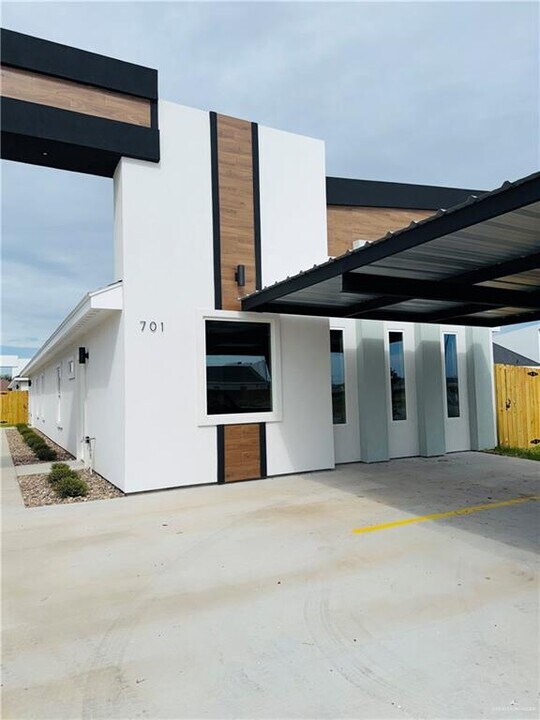 12 N Onyx Ave in Edinburg, TX - Building Photo