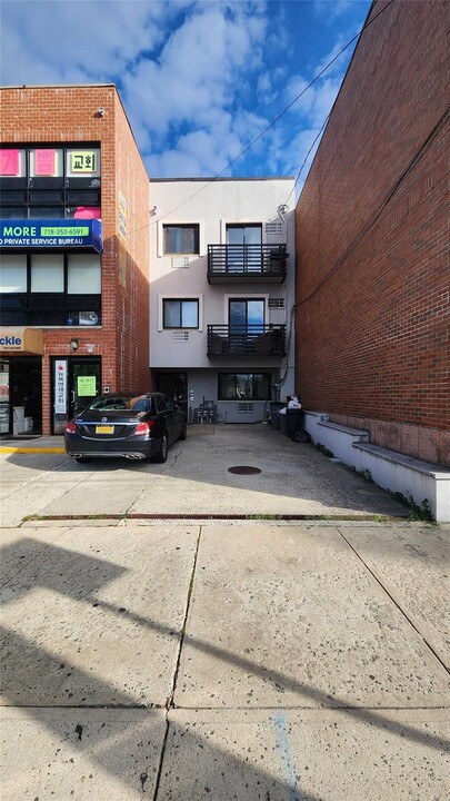 162-15 46th Ave in Queens, NY - Building Photo