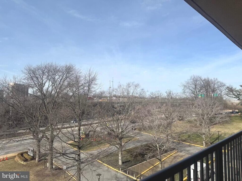 1300 Army Navy Dr in Arlington, VA - Building Photo