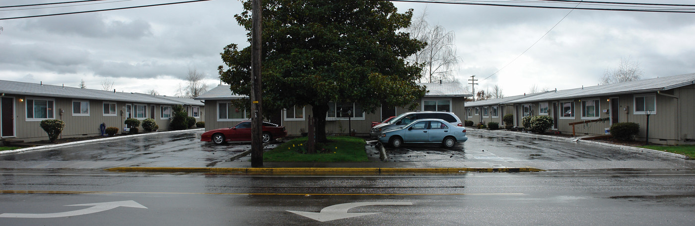 Holly Square Apartments in Albany, OR - Building Photo