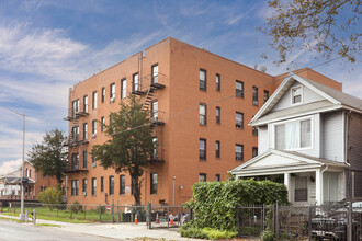 97-10 Van Wyck Expy W in New York, NY - Foto de edificio - Building Photo