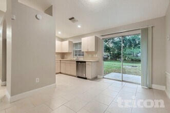 2527 Orange Ave in Mims, FL - Foto de edificio - Building Photo