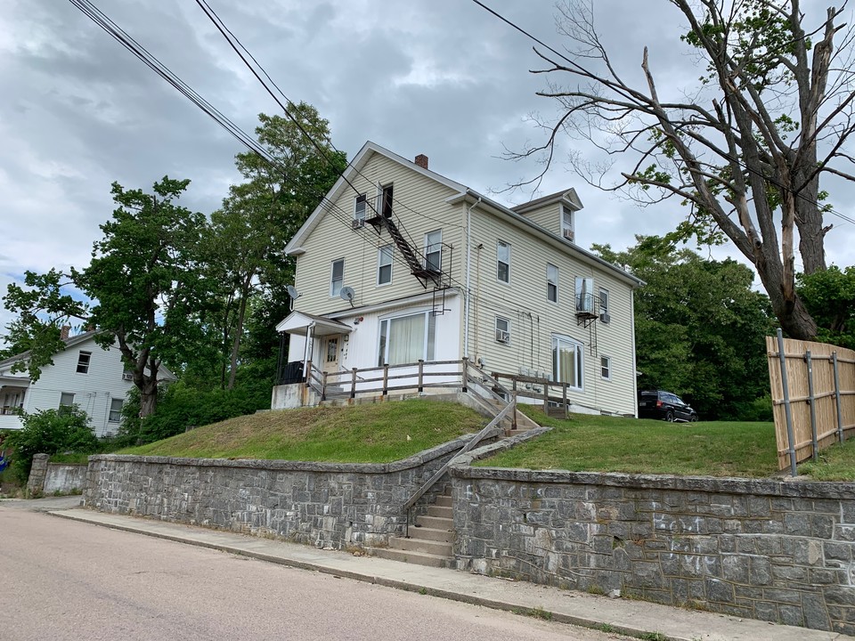 39 Pleasant St in West Warwick, RI - Building Photo