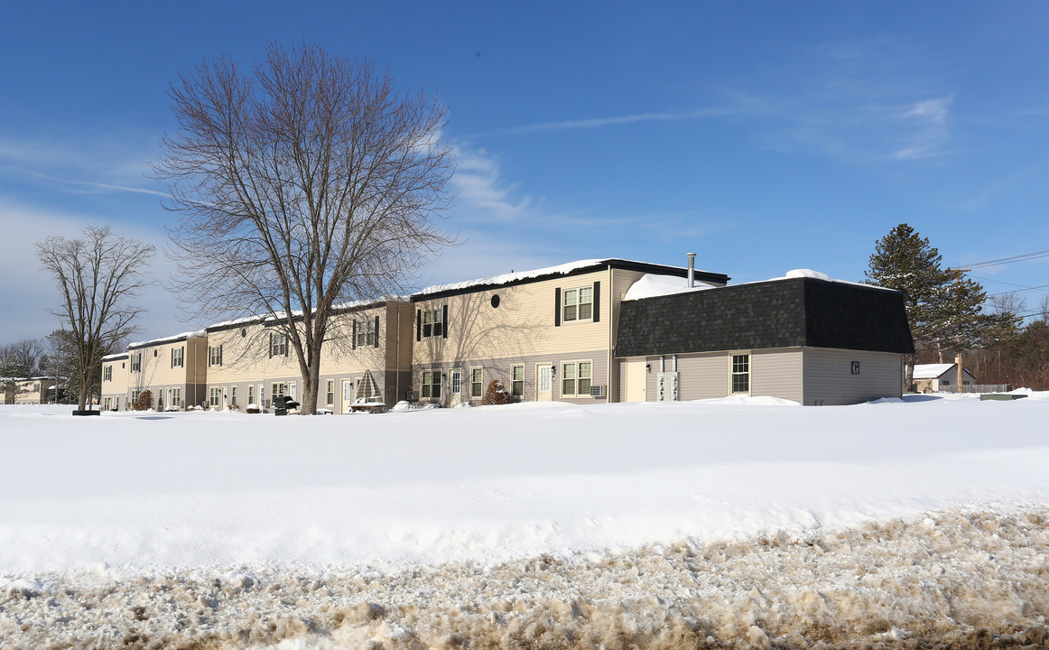 Colonial Square in Amsterdam, NY - Building Photo