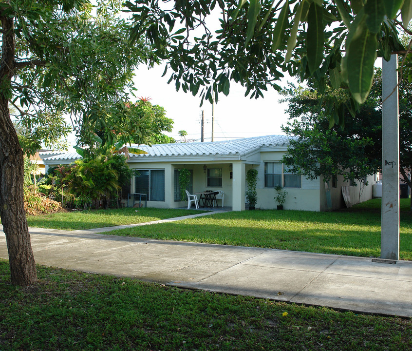 2265 NE 172nd St in North Miami Beach, FL - Building Photo