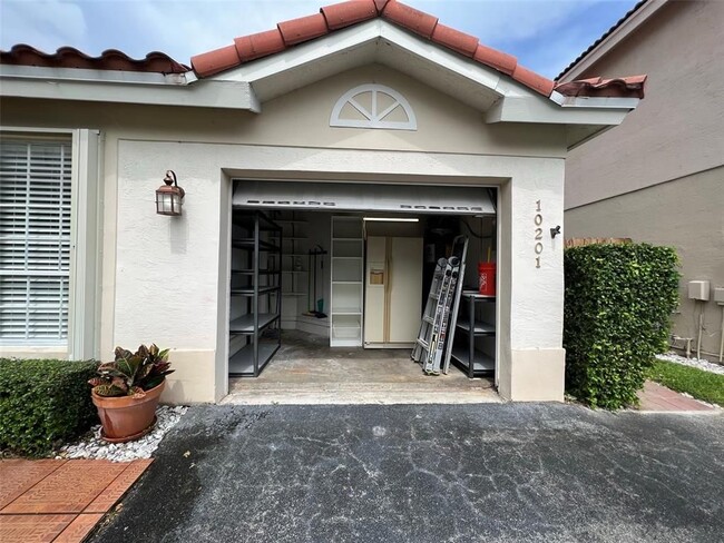 10201 NW 56th St in Doral, FL - Building Photo - Building Photo