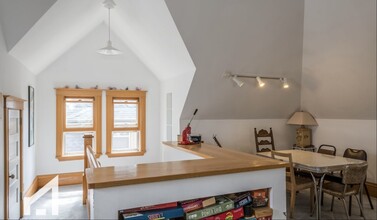1049 Spaight St, Unit Apartment 3 in Madison, WI - Foto de edificio - Building Photo