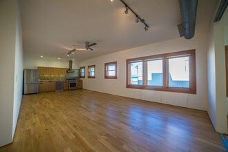 8 Brooks Ave in Venice, CA - Building Photo - Building Photo