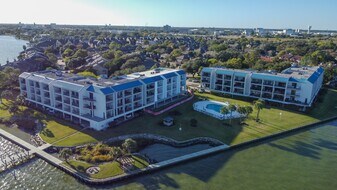 351 Lakeside Ln in Houston, TX - Building Photo