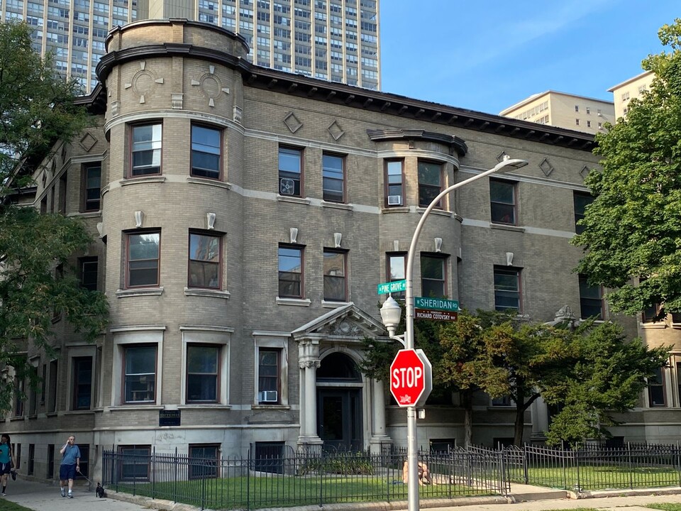 670 W Sheridan Rd, Unit 2 in Chicago, IL - Foto de edificio