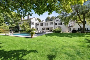 111 S Main St in Southampton, NY - Building Photo