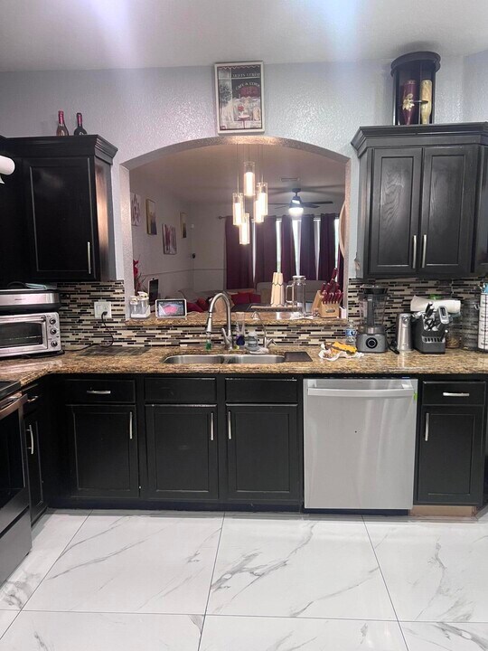 2336 Center Stone Ln in Riviera Beach, FL - Building Photo