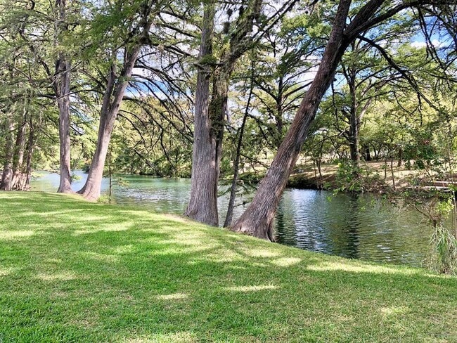 115 Chaparral Pl W in Ingram, TX - Building Photo - Building Photo