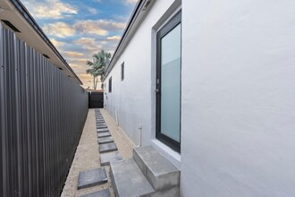 511 NW 59th Ave in Miami, FL - Building Photo - Building Photo