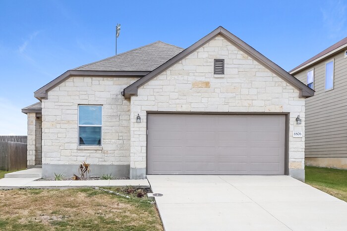 6806 Slaton Fields in Converse, TX - Building Photo