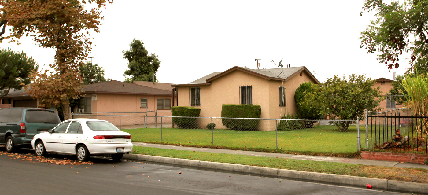 6811 Colmar Ave in Bell Gardens, CA - Building Photo