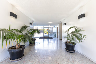 Cambridge house in Van Nuys, CA - Building Photo - Lobby