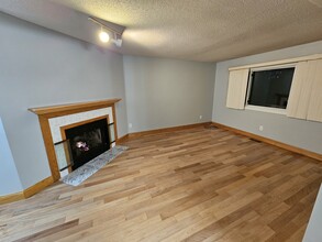 6 Riverview in Avon, CT - Foto de edificio - Building Photo