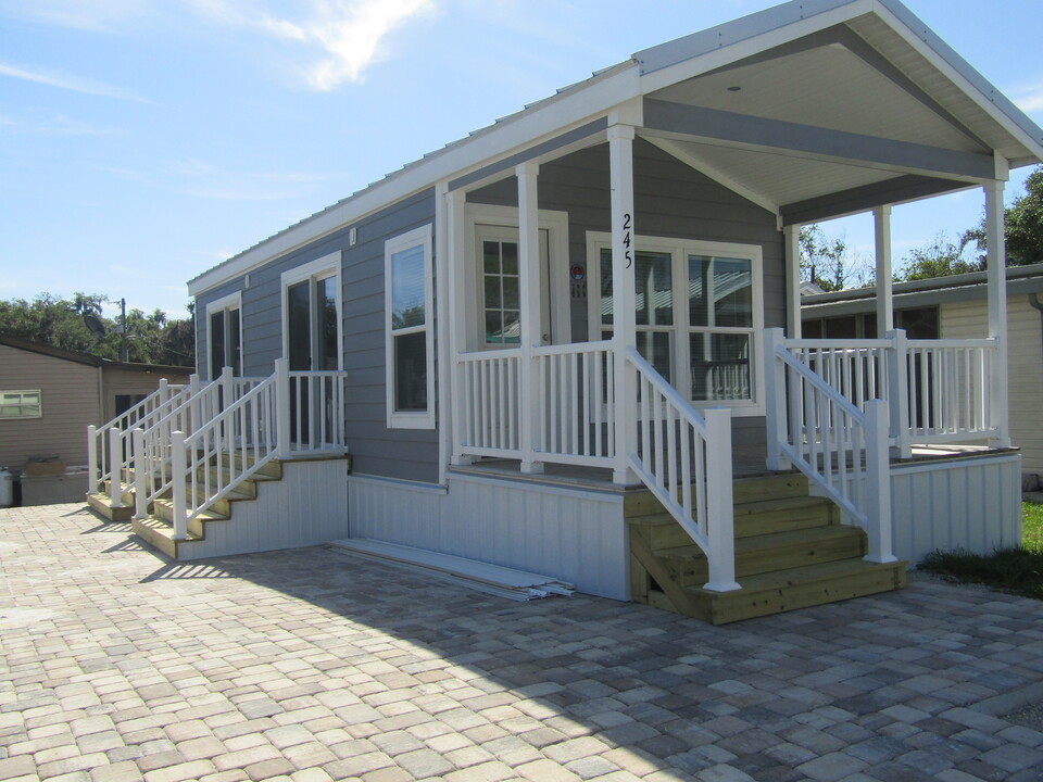 245 Oak Harbor Camp in Haines City, FL - Foto de edificio
