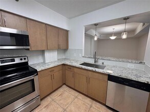 9340 Fontainebleau Blvd in Miami, FL - Building Photo - Building Photo