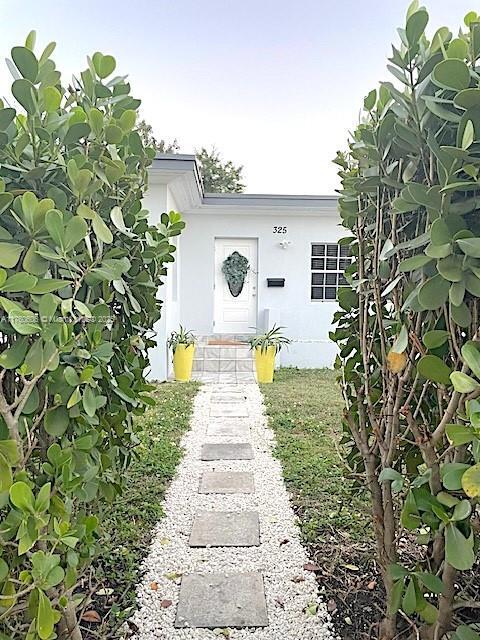 325 NE 108th St in Miami, FL - Building Photo