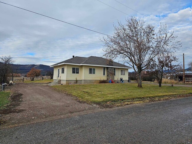 23747 7th St in Dayton, MT - Foto de edificio - Building Photo