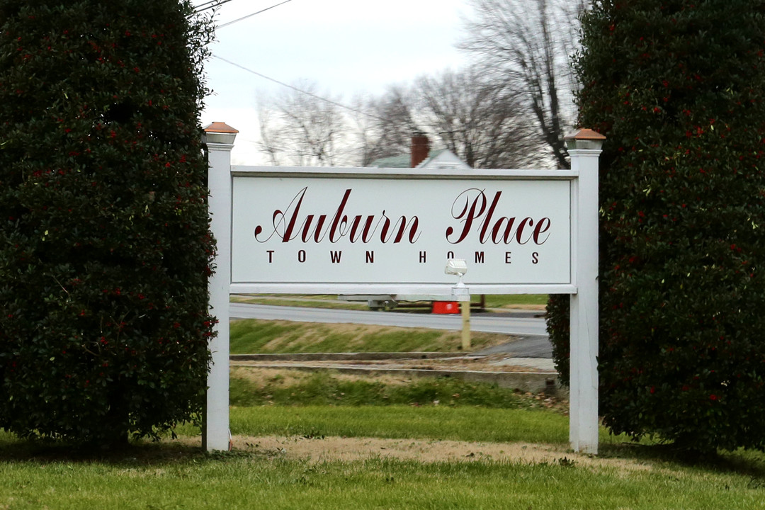 Auburn Place Town And Garden Homes in Louisville, KY - Foto de edificio