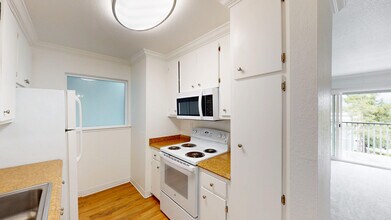 521 Alameda del Prado in Novato, CA - Building Photo - Building Photo