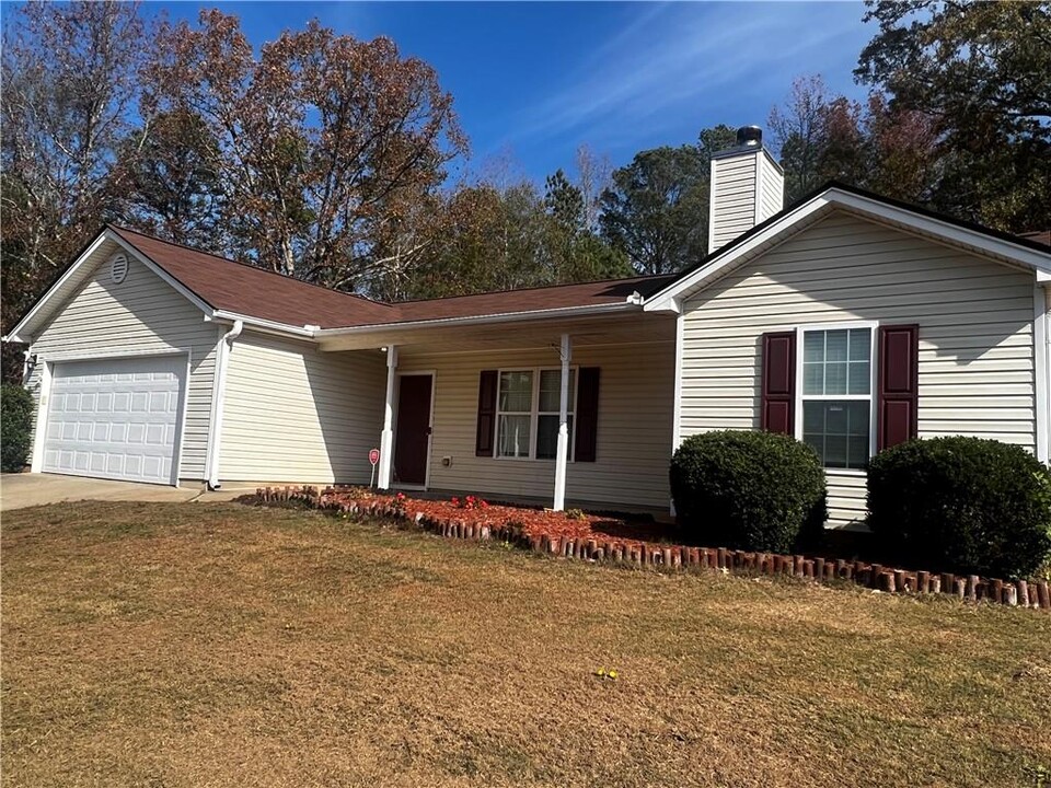 2001 Kirkland Cir in Statham, GA - Building Photo