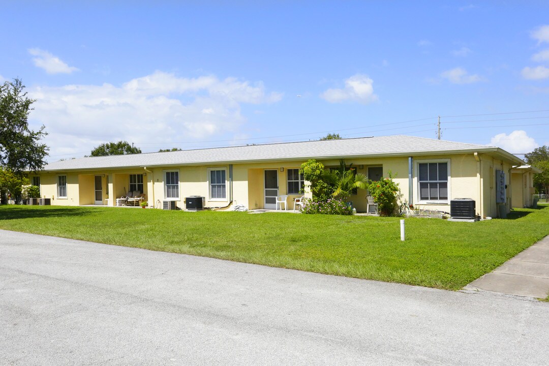 Crystal Lakes Manor in Pinellas Park, FL - Foto de edificio