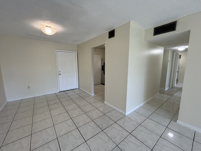 3600 NW 21st St in Lauderdale Lakes, FL - Building Photo - Building Photo