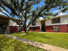 Red Oak on A in Denton, TX - Building Photo - Interior Photo